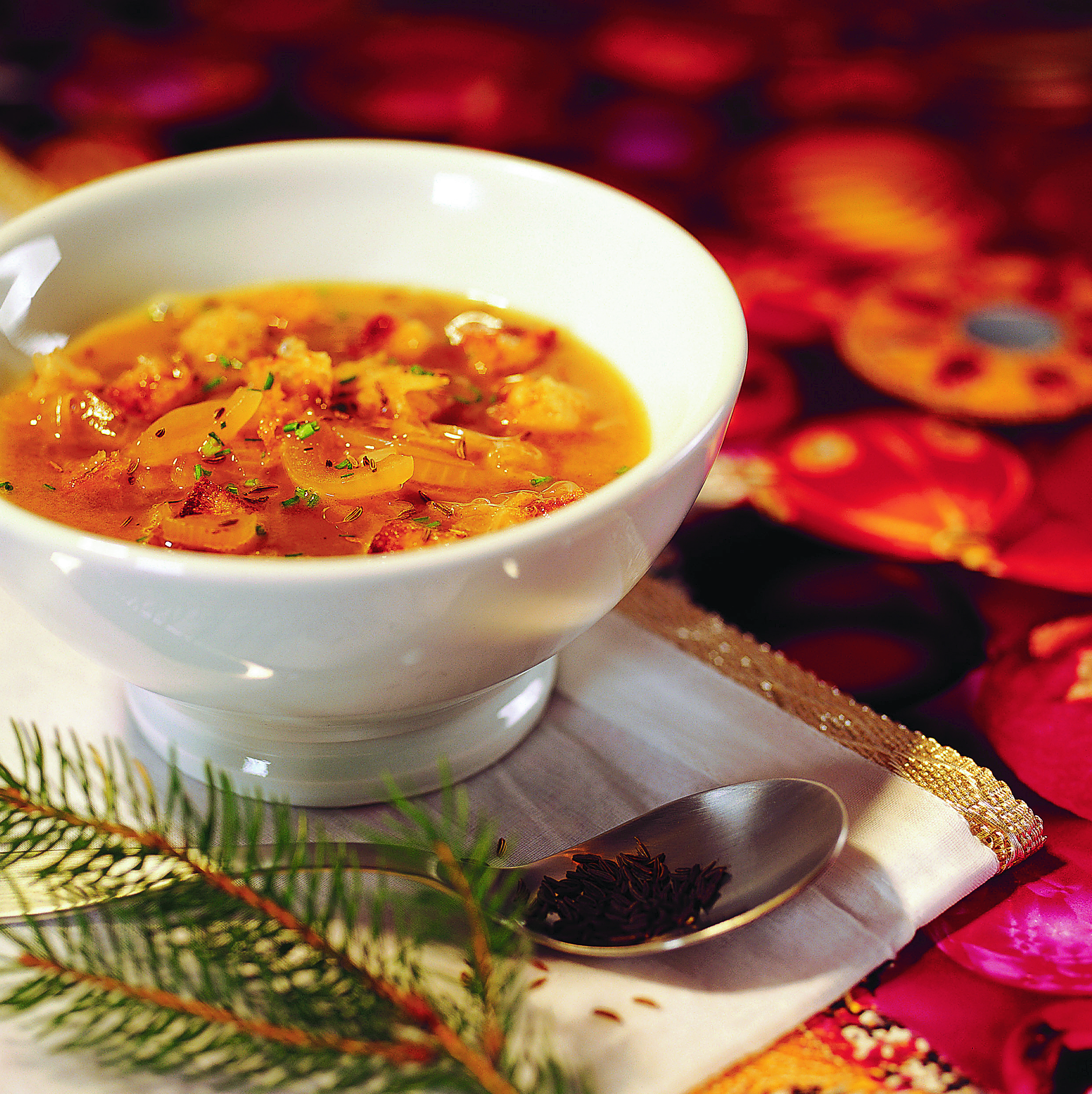 Zwiebelsuppe mit Kümmel und Brotwürfelchen