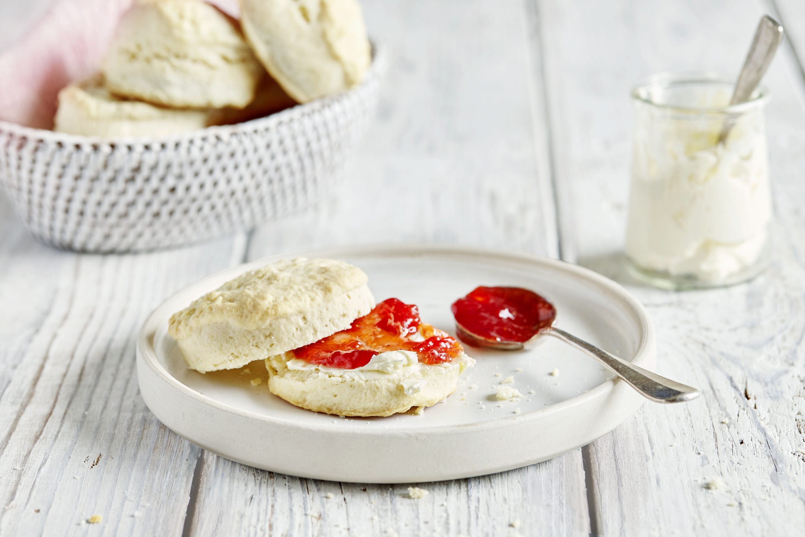 Scones à la clotted cream et à la confiture de fraises