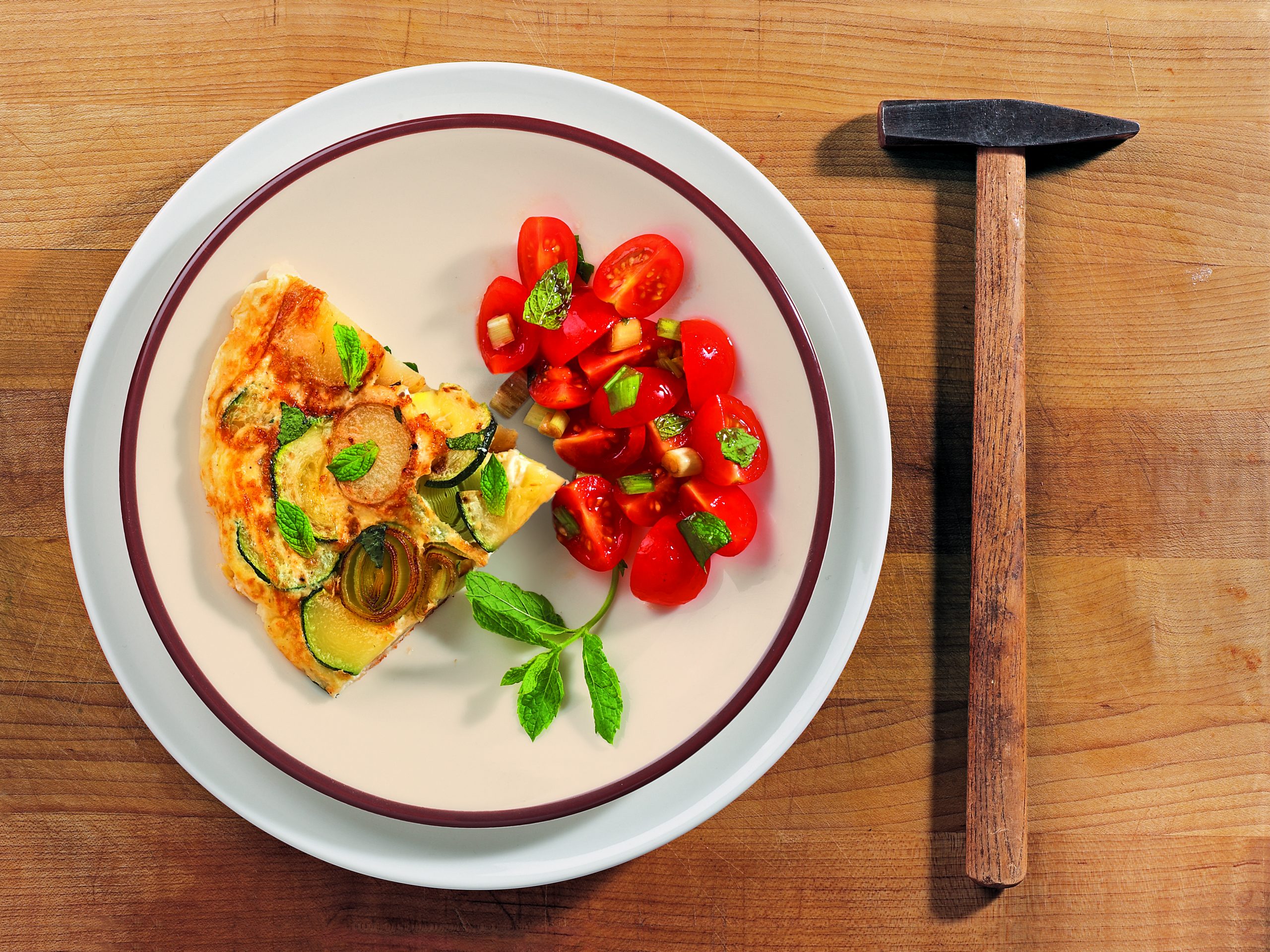 Gemüsefrittata mit Tomatensalat