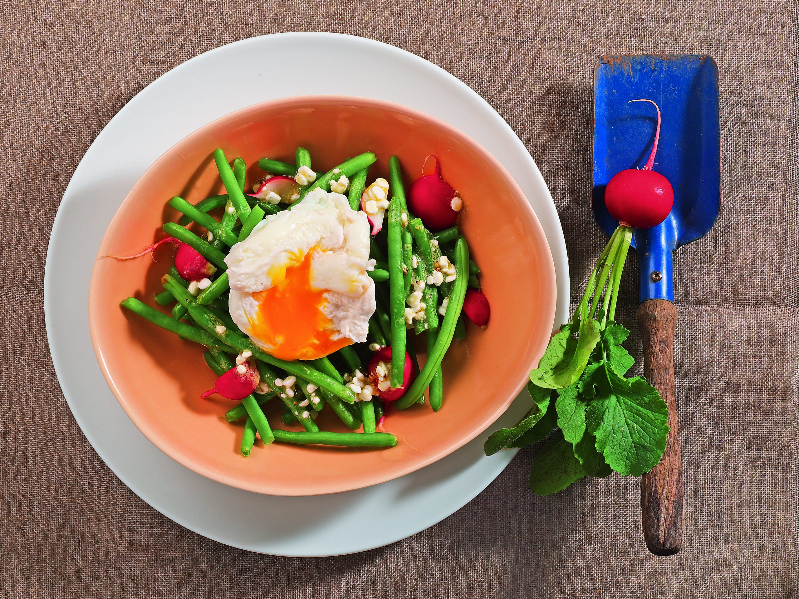 Warmer Gemüsesalat mit Hüttenkäsesauce
