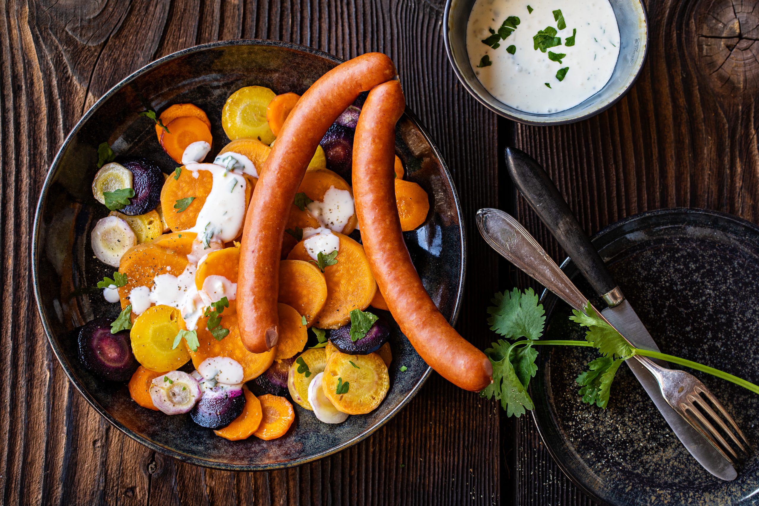Rüebli-Süsskartoffelsalat mit Würstchen