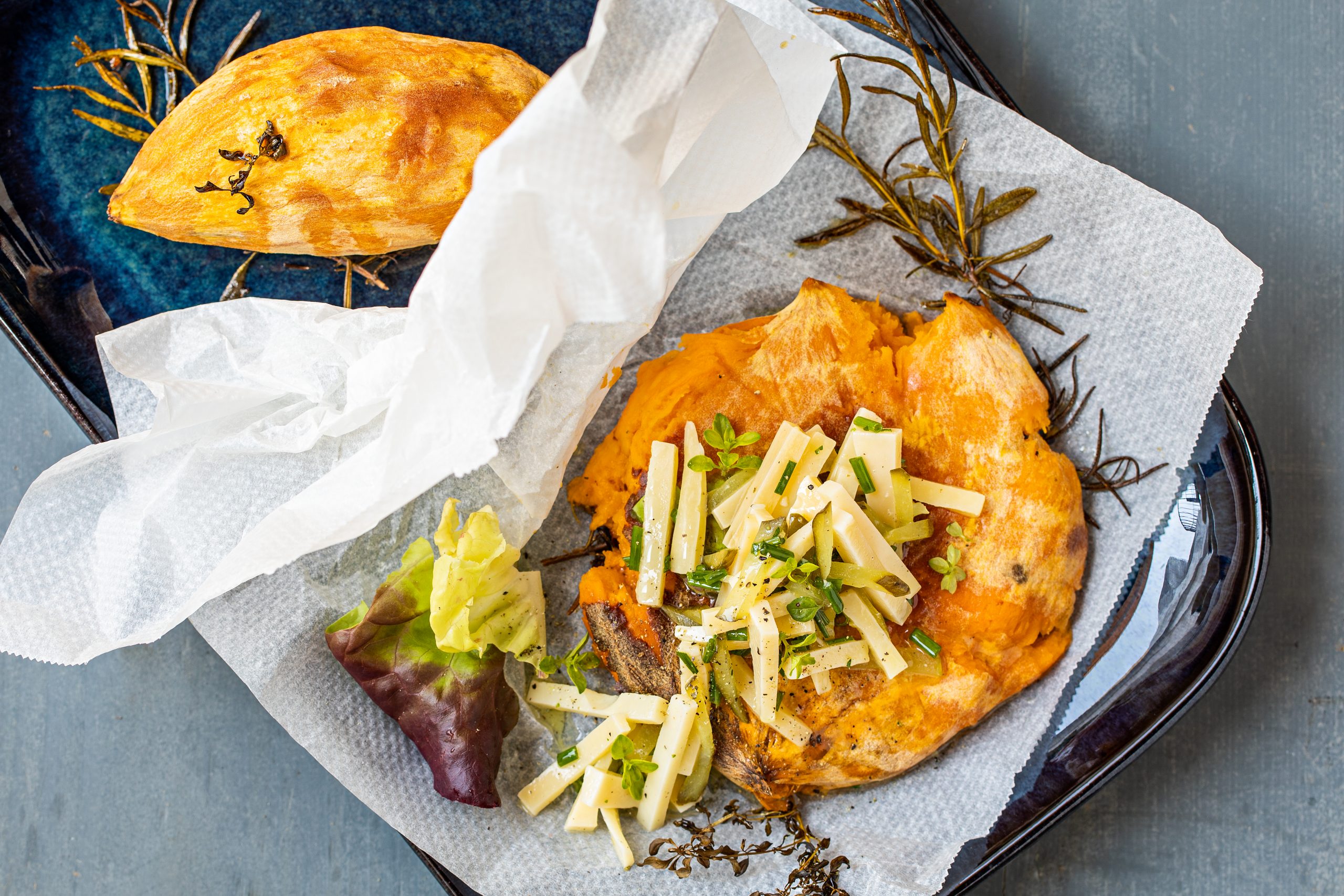 Patates douces au four et salade de fromage