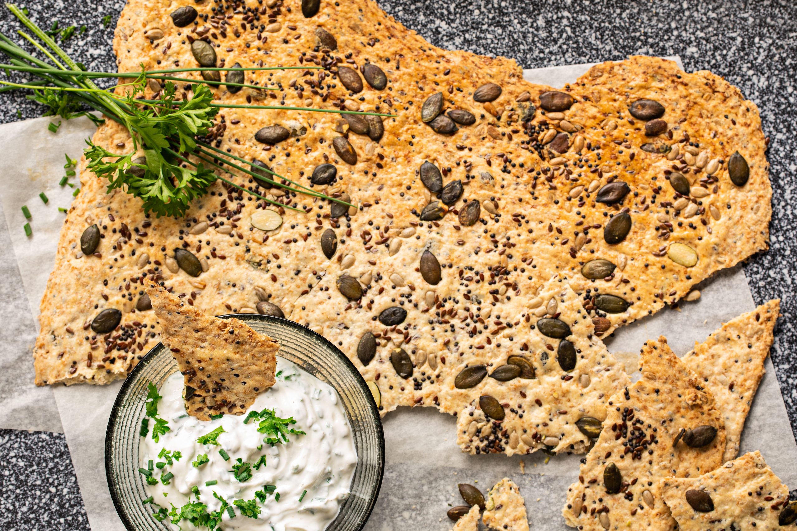 Pain croustillant et séré aux fines herbes