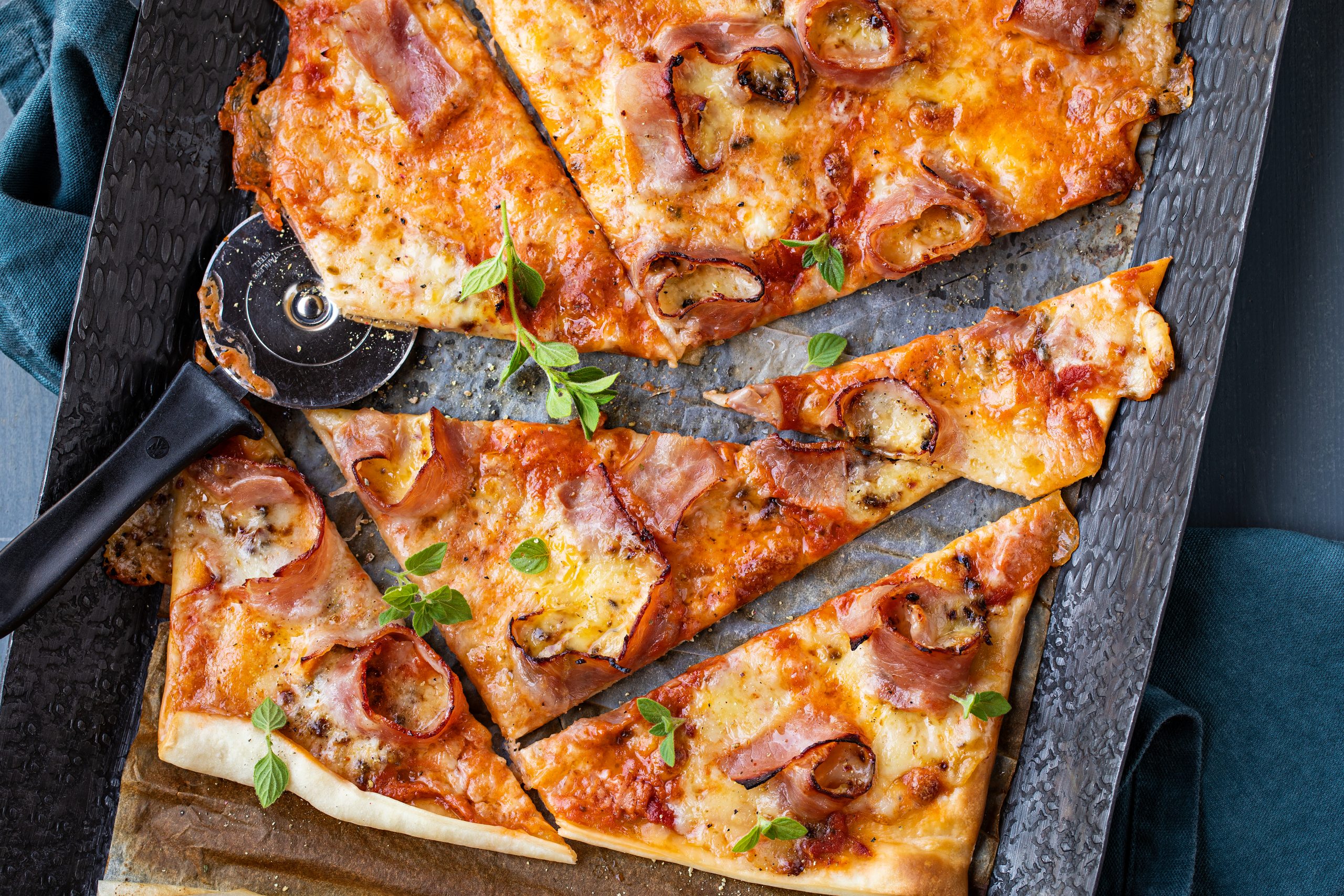 Schinken-Pizza mit Gruyère