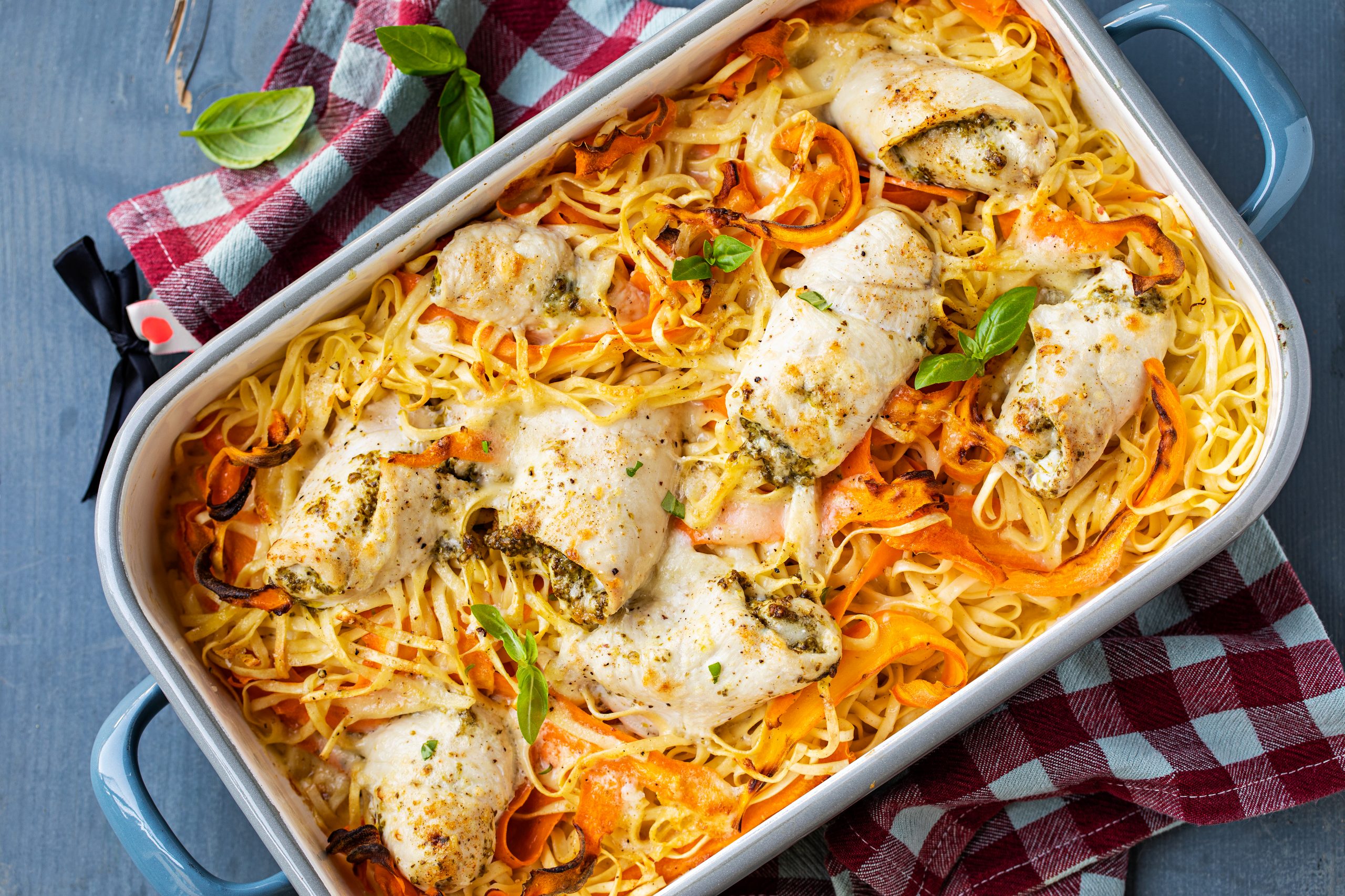 Gratin de pâtes aux carottes et poulet au pesto