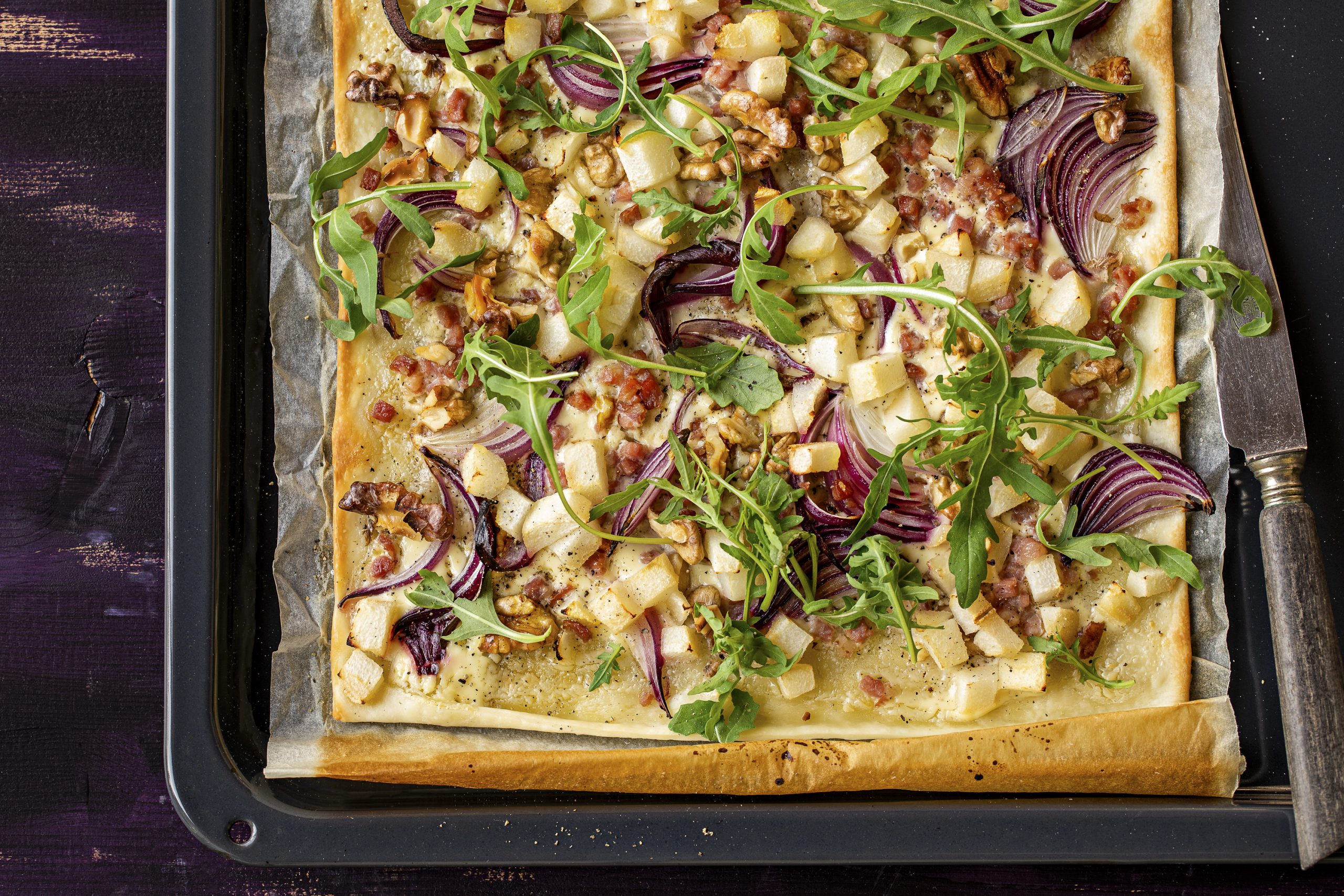Flammekueche (tarte flambée) aux poires et aux noix