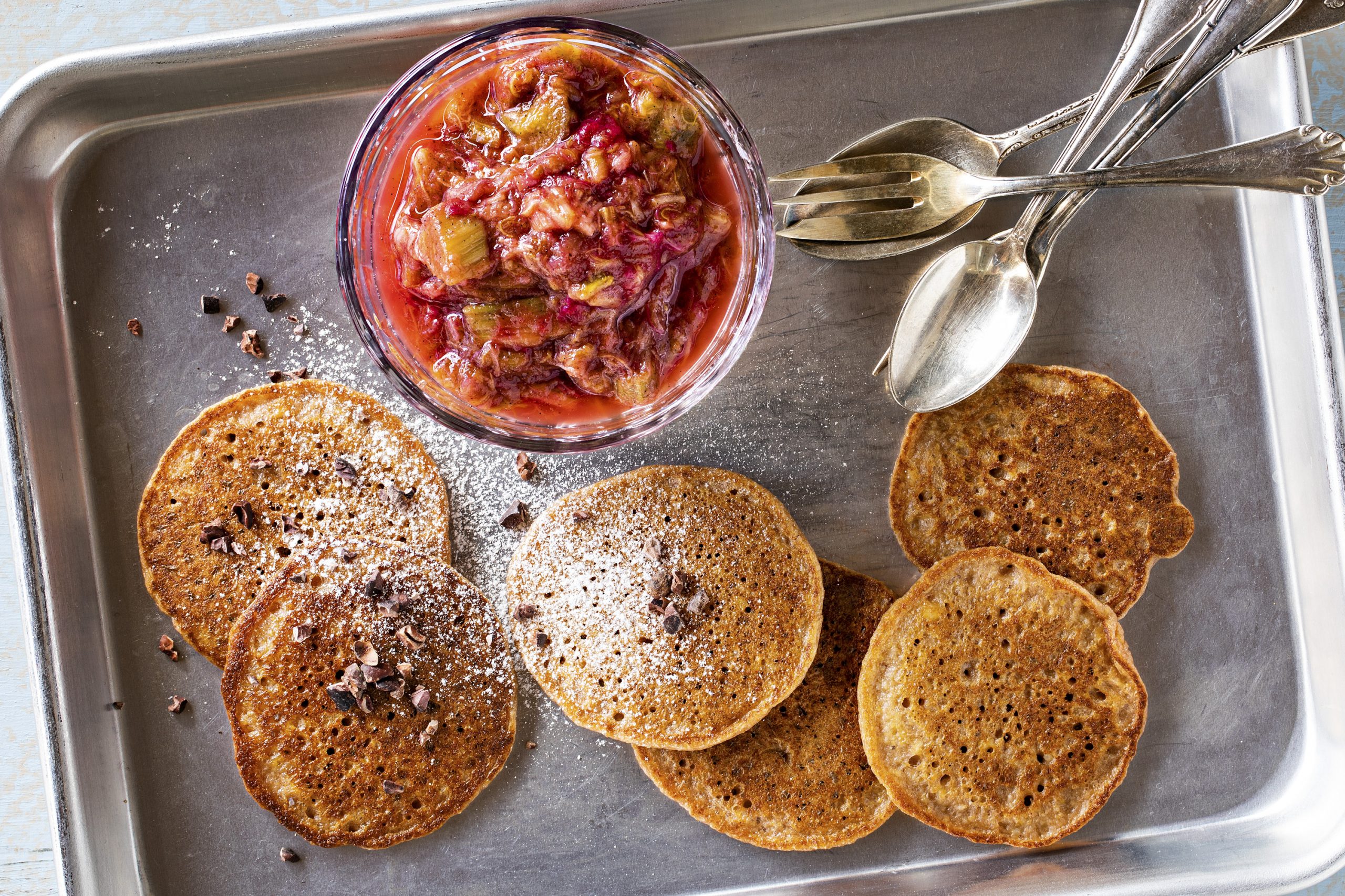 Pancakes de polenta et compote de rhubarbe