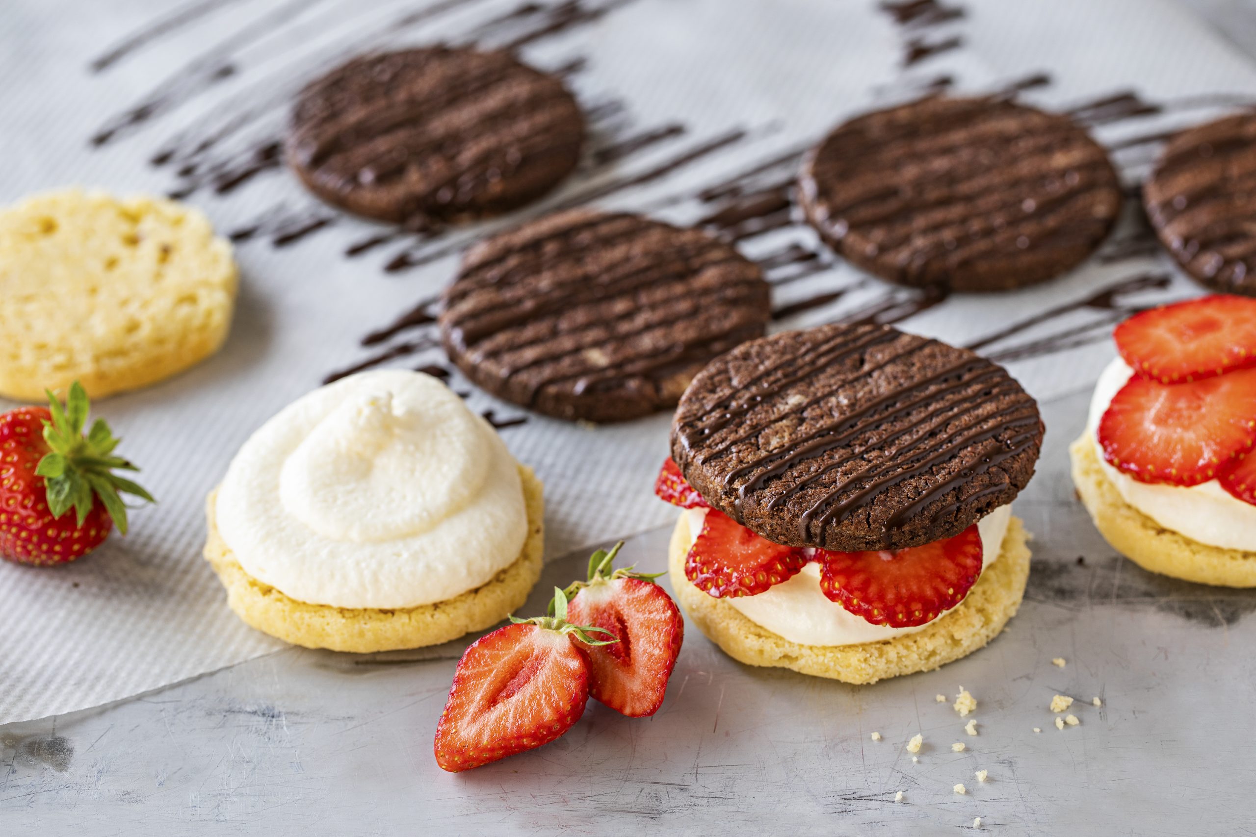 Frozen Yogurt Sandwich mit Erdbeeren