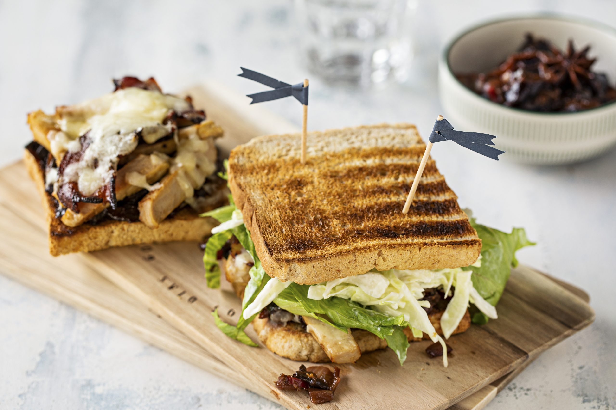 Sandwich à l'escalope et au chutney de pruneaux