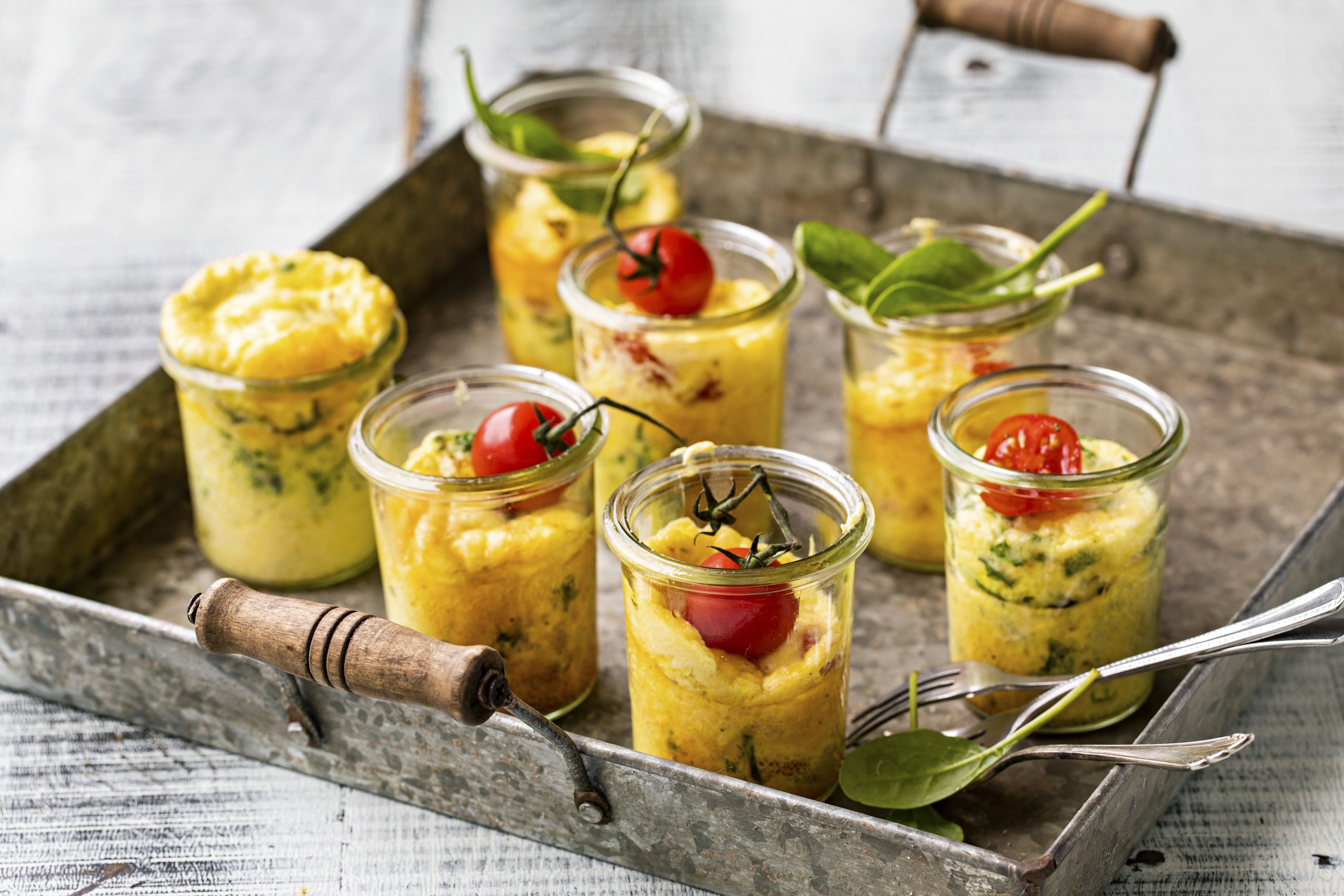 Eiermuffins mit Tomaten und Spinat