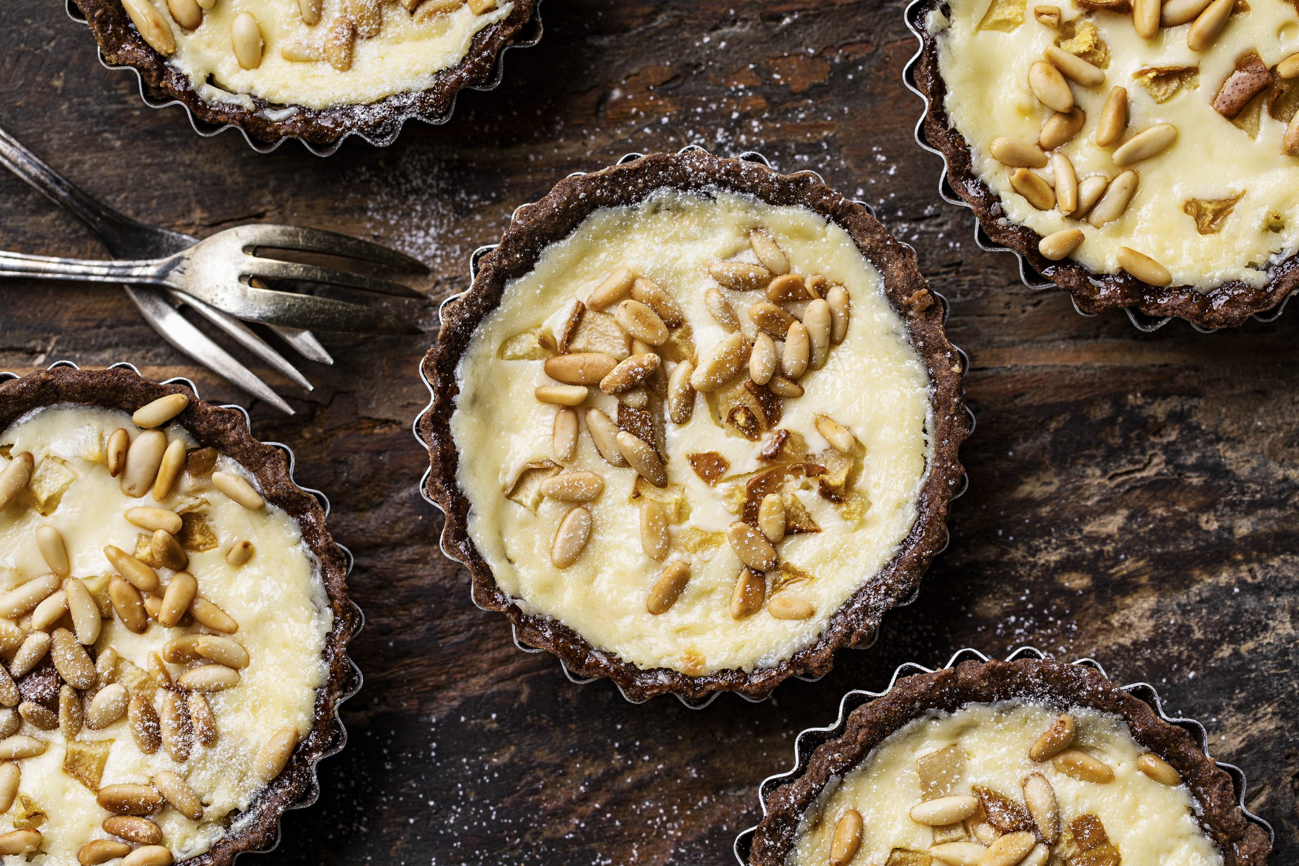 Tartelettes au chocolat, à la poire et à la crème acidulée