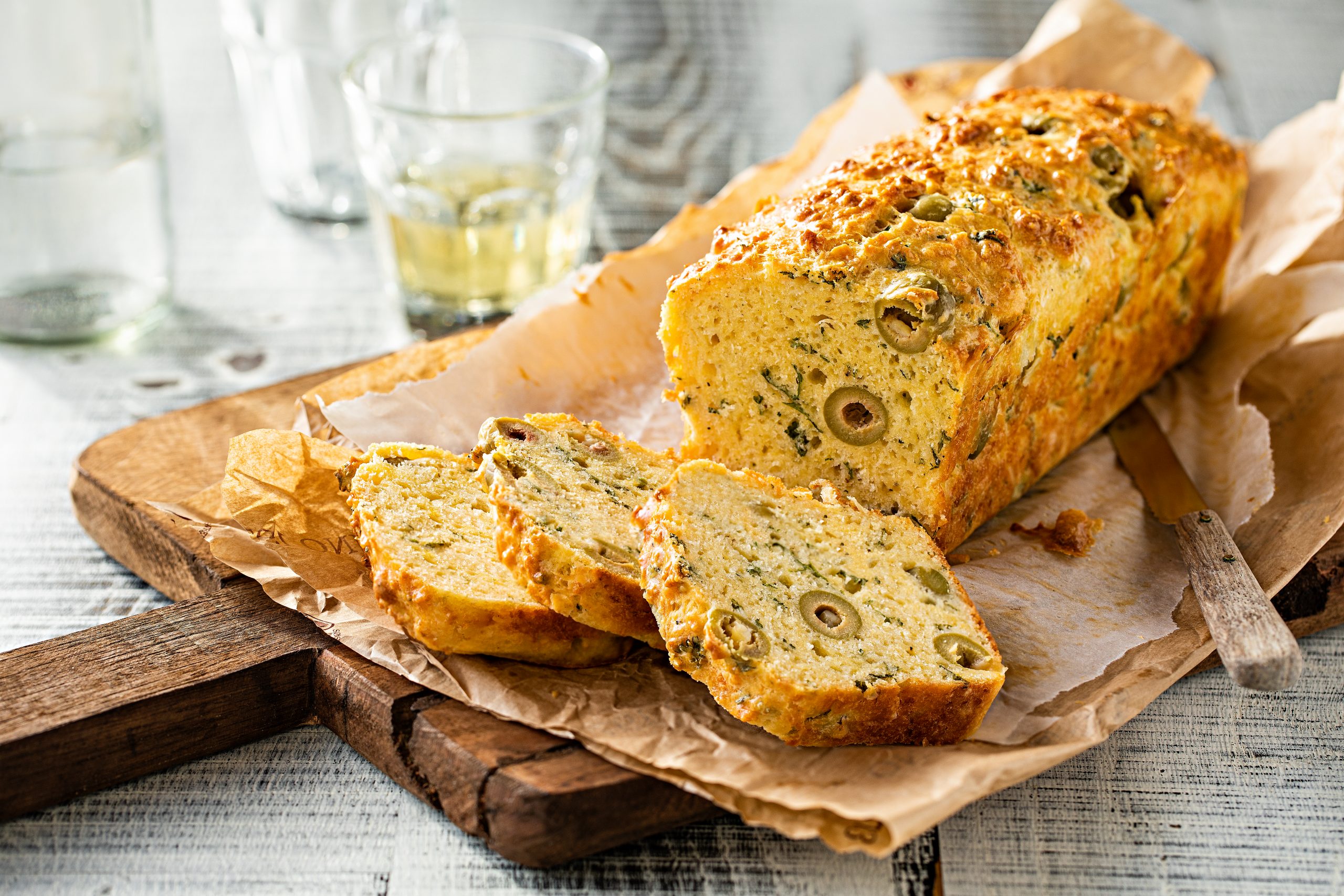 Oliven-Cake mit Gruyère