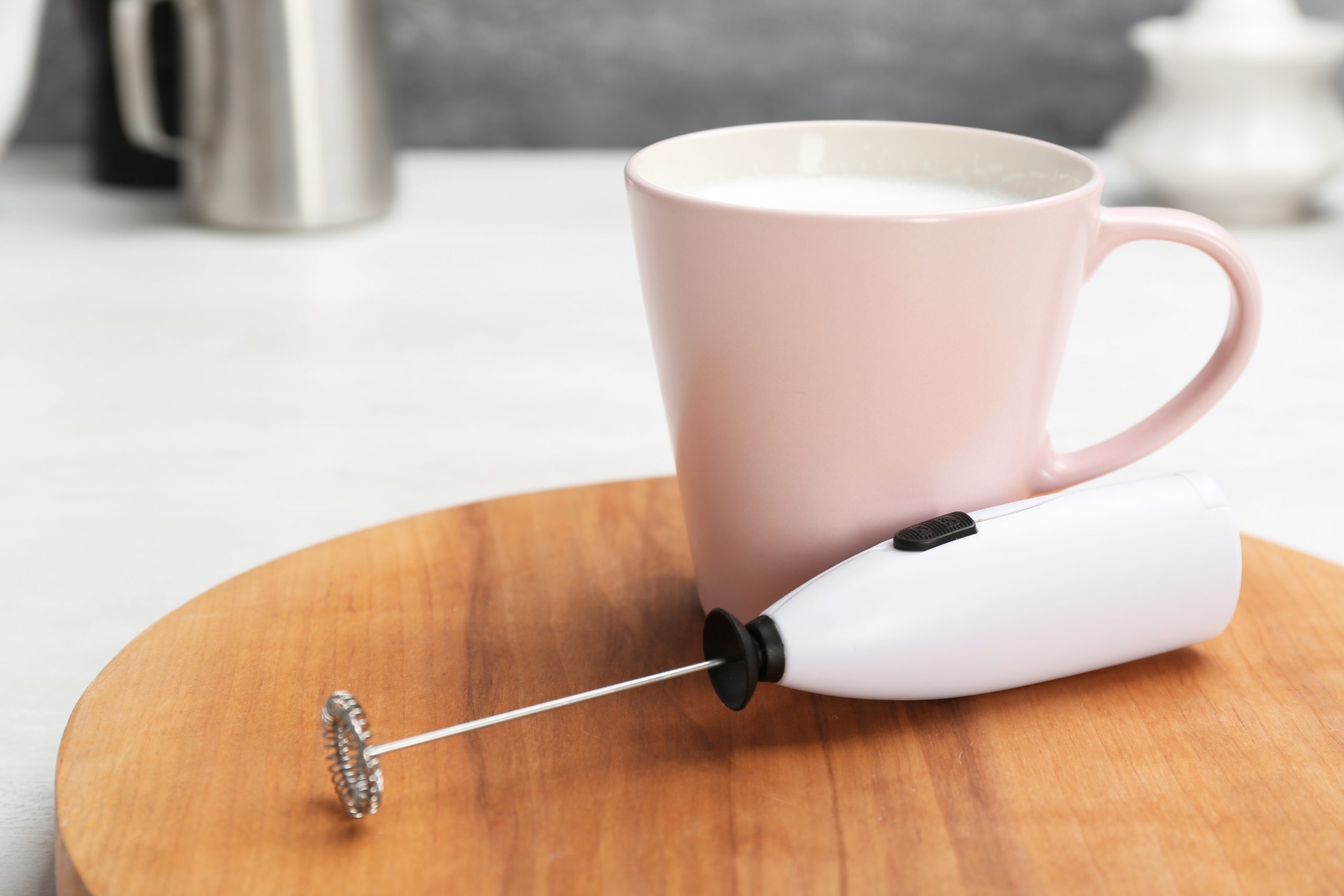 Mit Stab-Milchschäumer und unseren Tipps gelingt der cremige Milchschaum.