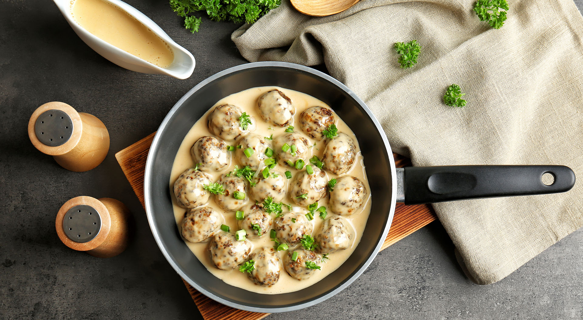 Que faire quand une sauce à la crème acidulée tranche?