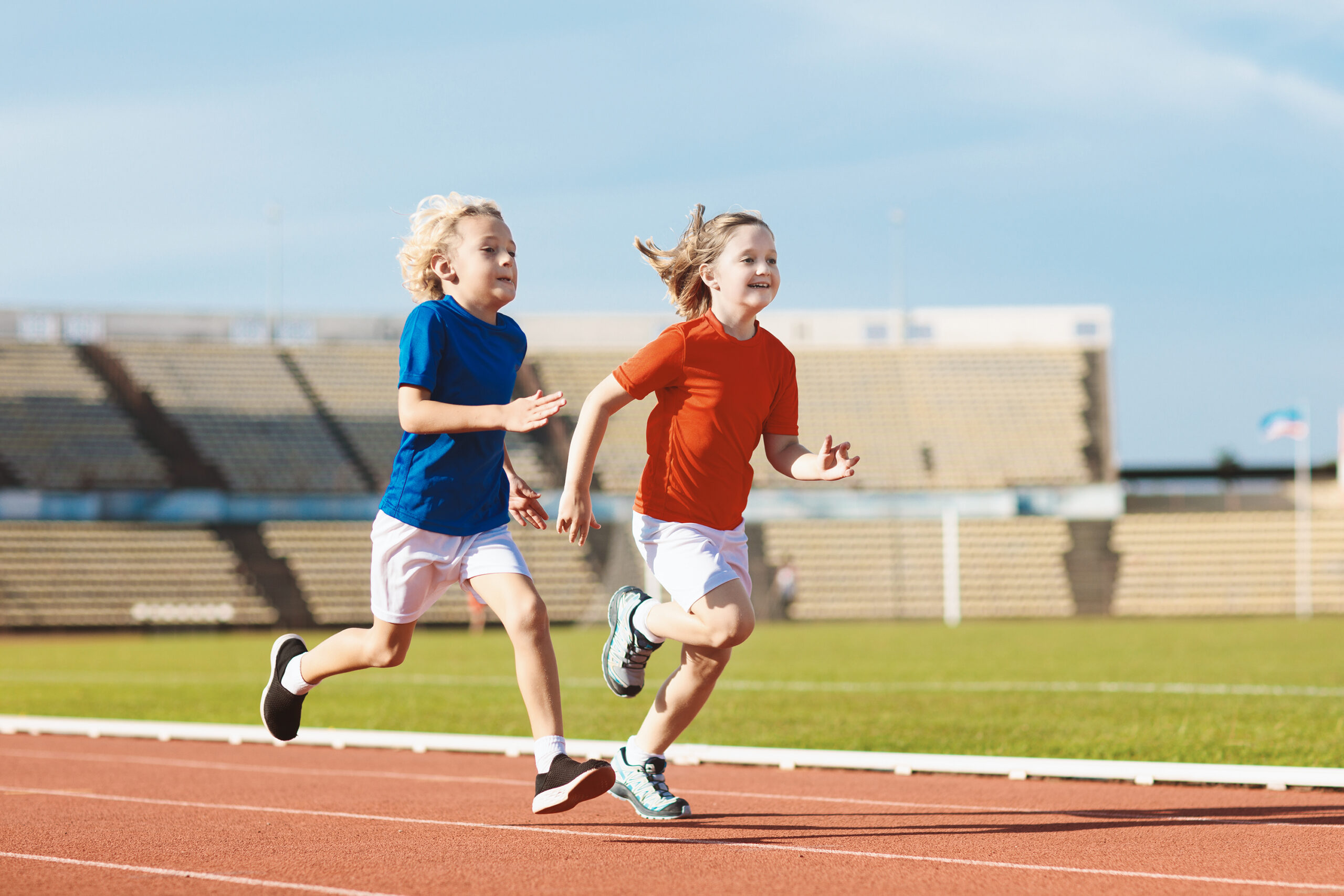 The child are running. Дети бегут. Дети бегут на стадионе. Дети бегают на стадионе. Девочка бежит.