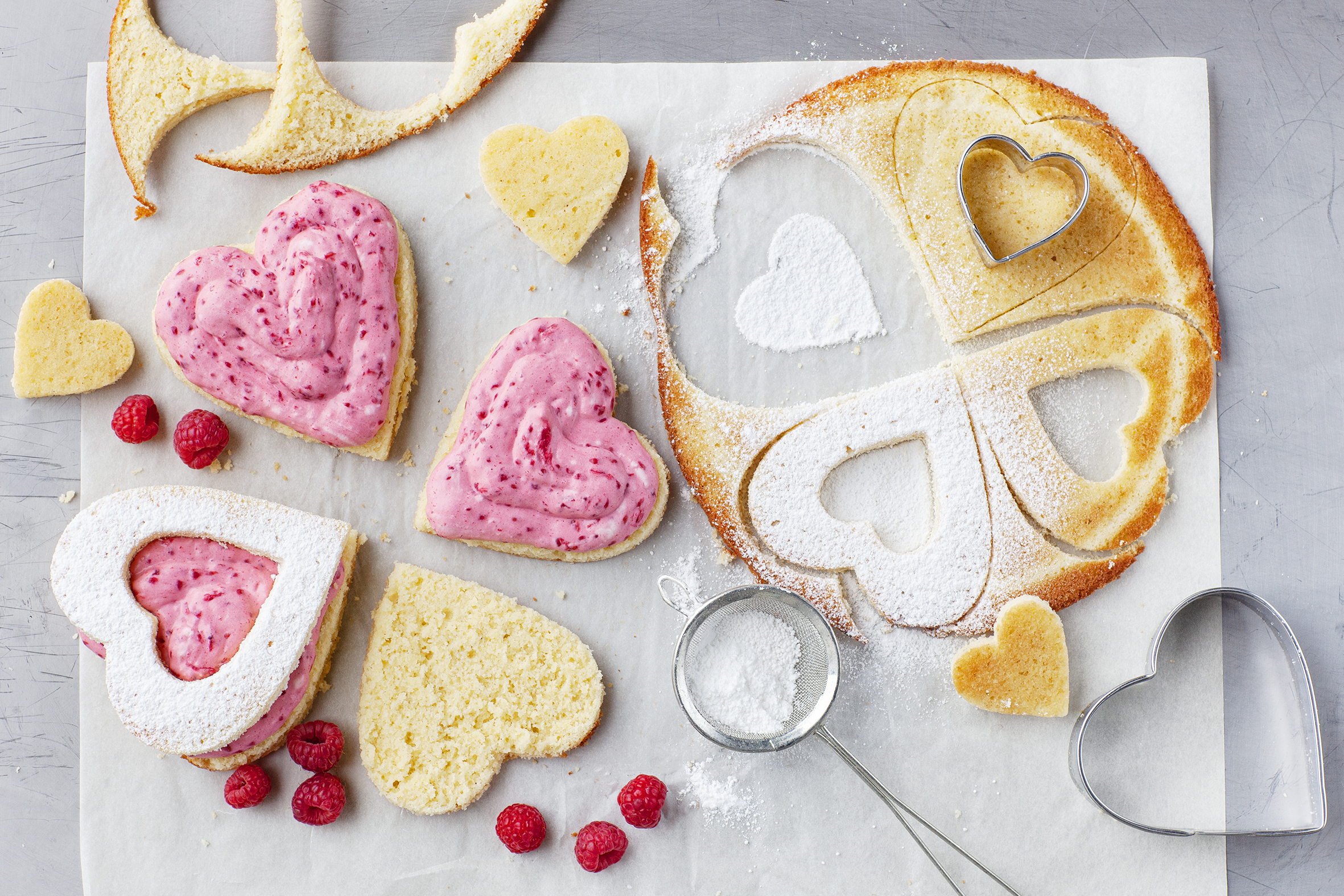Biskuit-Herzen mit Himbeermousse