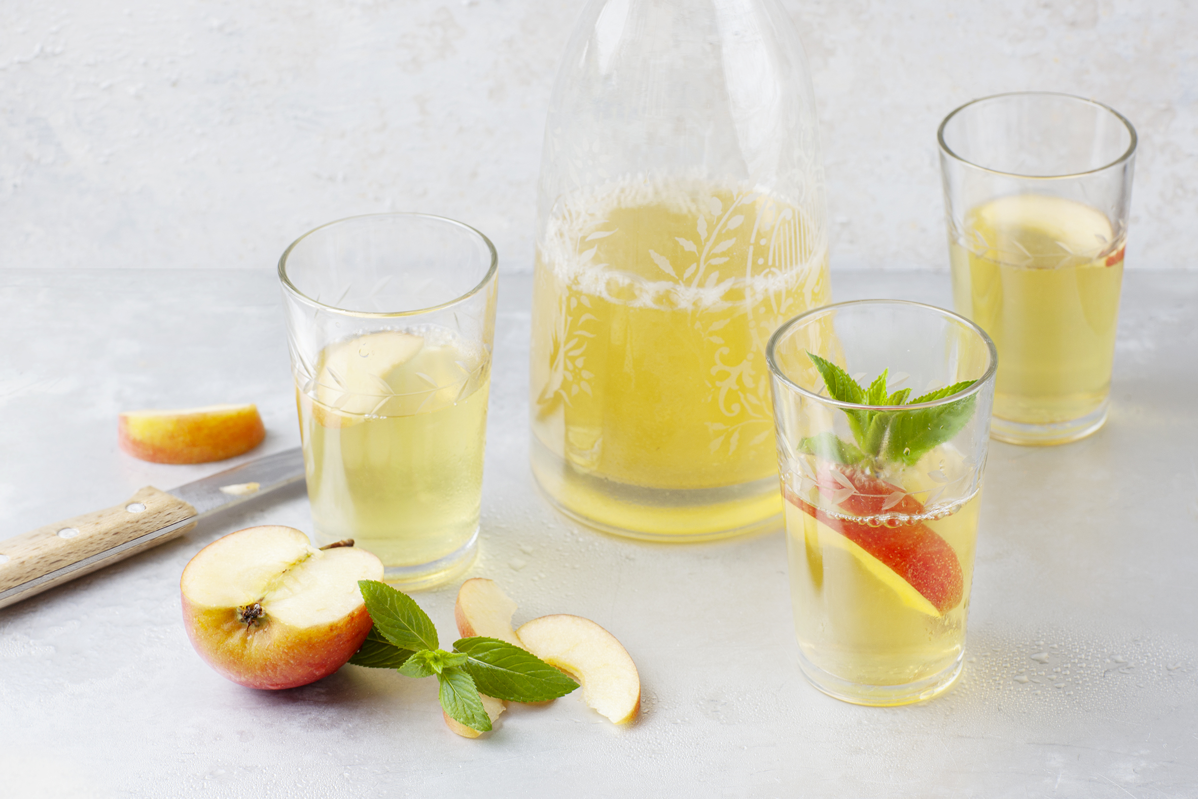 Gespritztes Apfel-Minze-Getränk