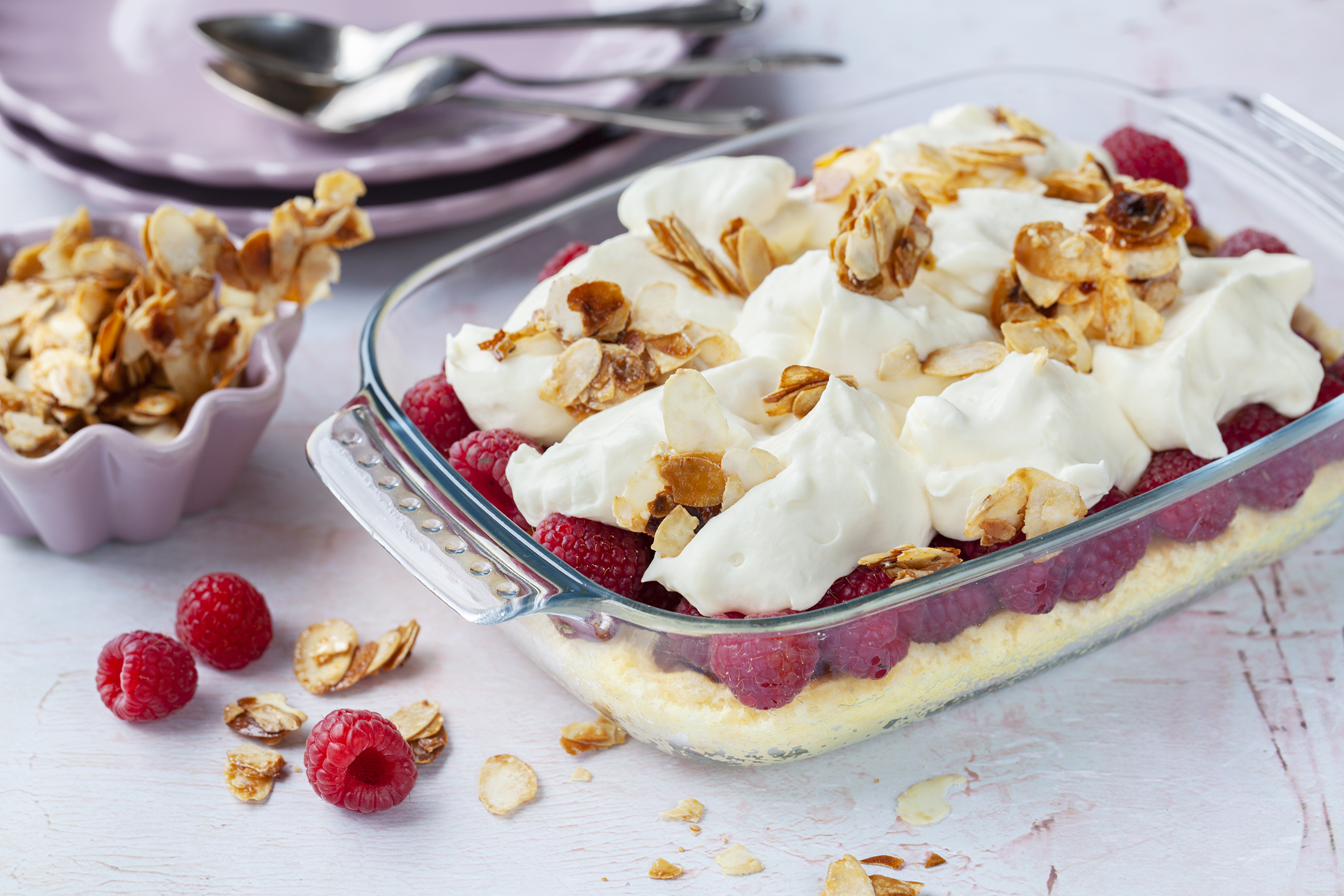Geschichtetes Himbeer-Vanillecrème-Dessert
