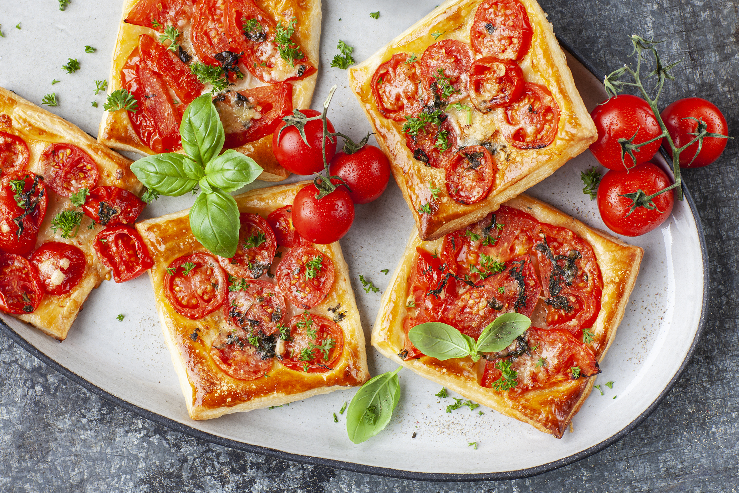 Blätterteigkissen mit Tomaten