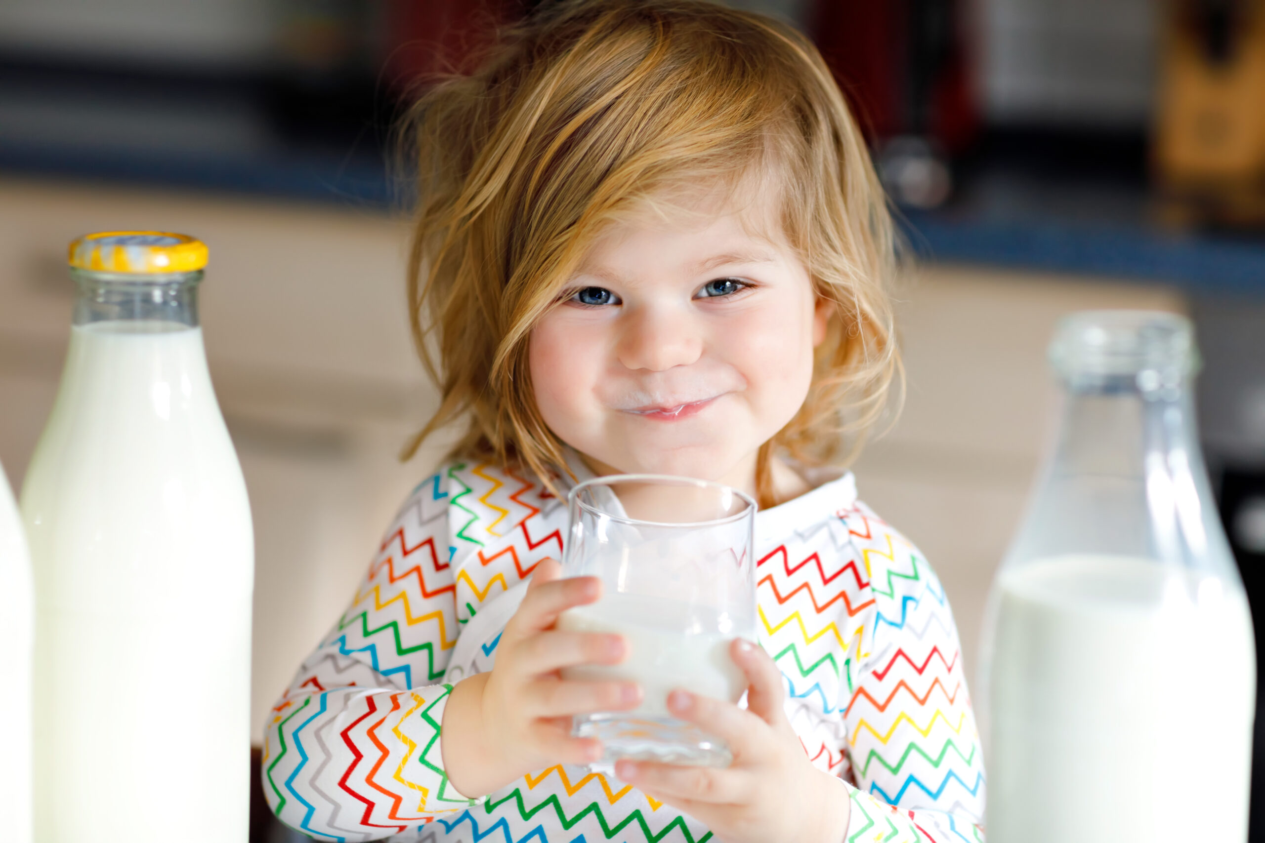 Дети пьют коктейли. Молоко для детей. Ребенок пьет молоко. Молочные продукты для детей. Deti Pyot Moloko.