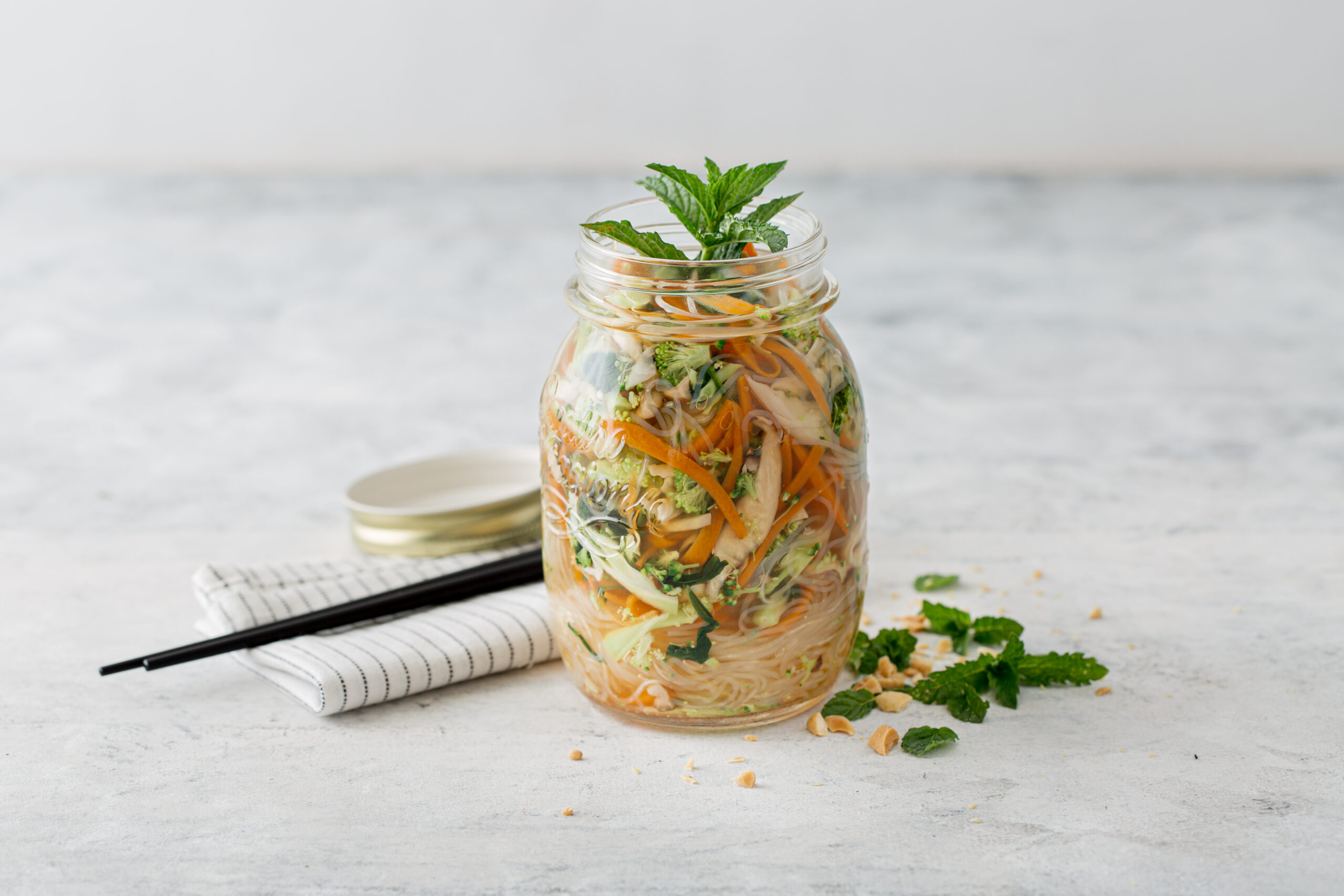 Glasnudelsuppe mit Gemüse und Pilzen (Low Carb)