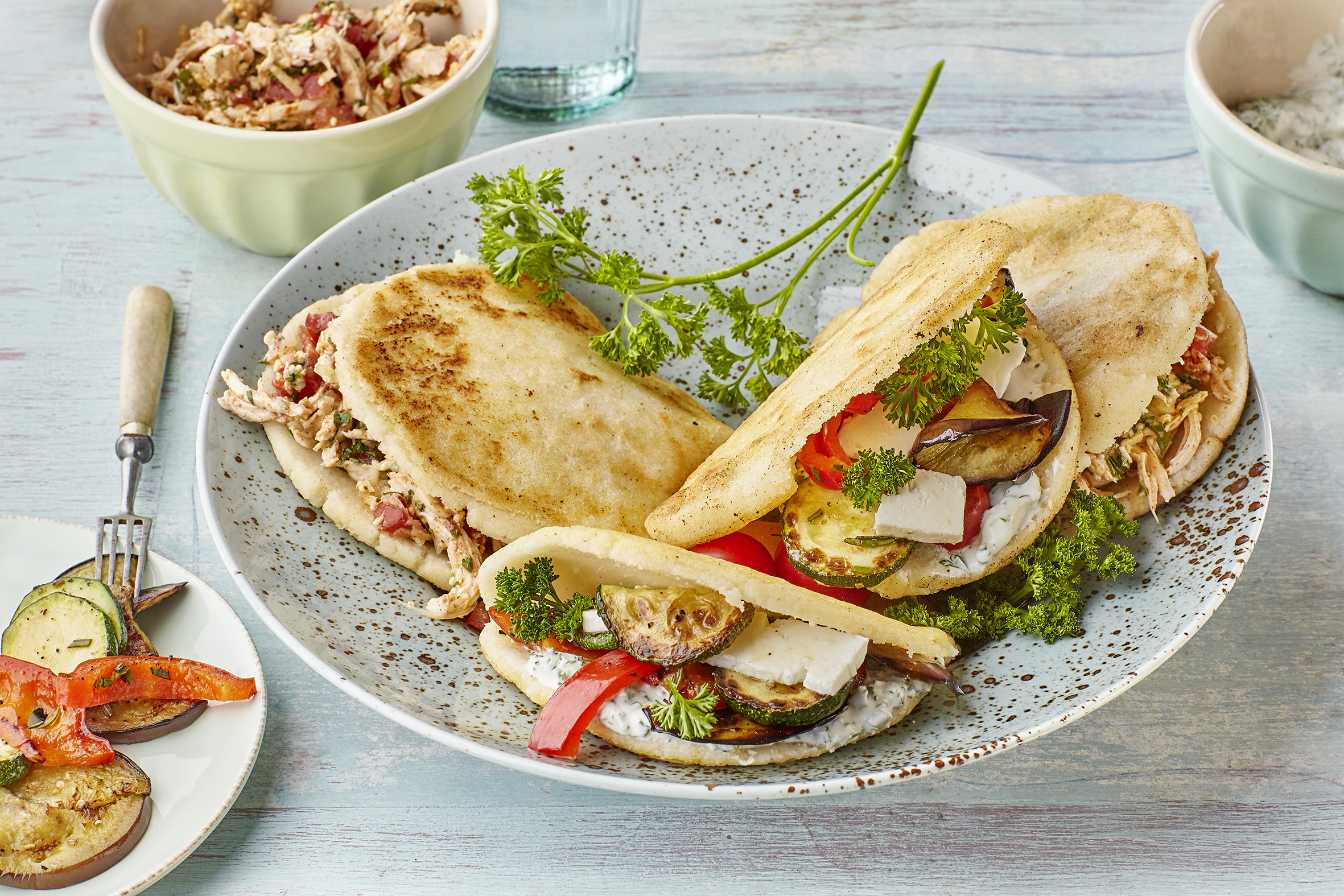 Arepas mit Pulled Chicken und Gemüse