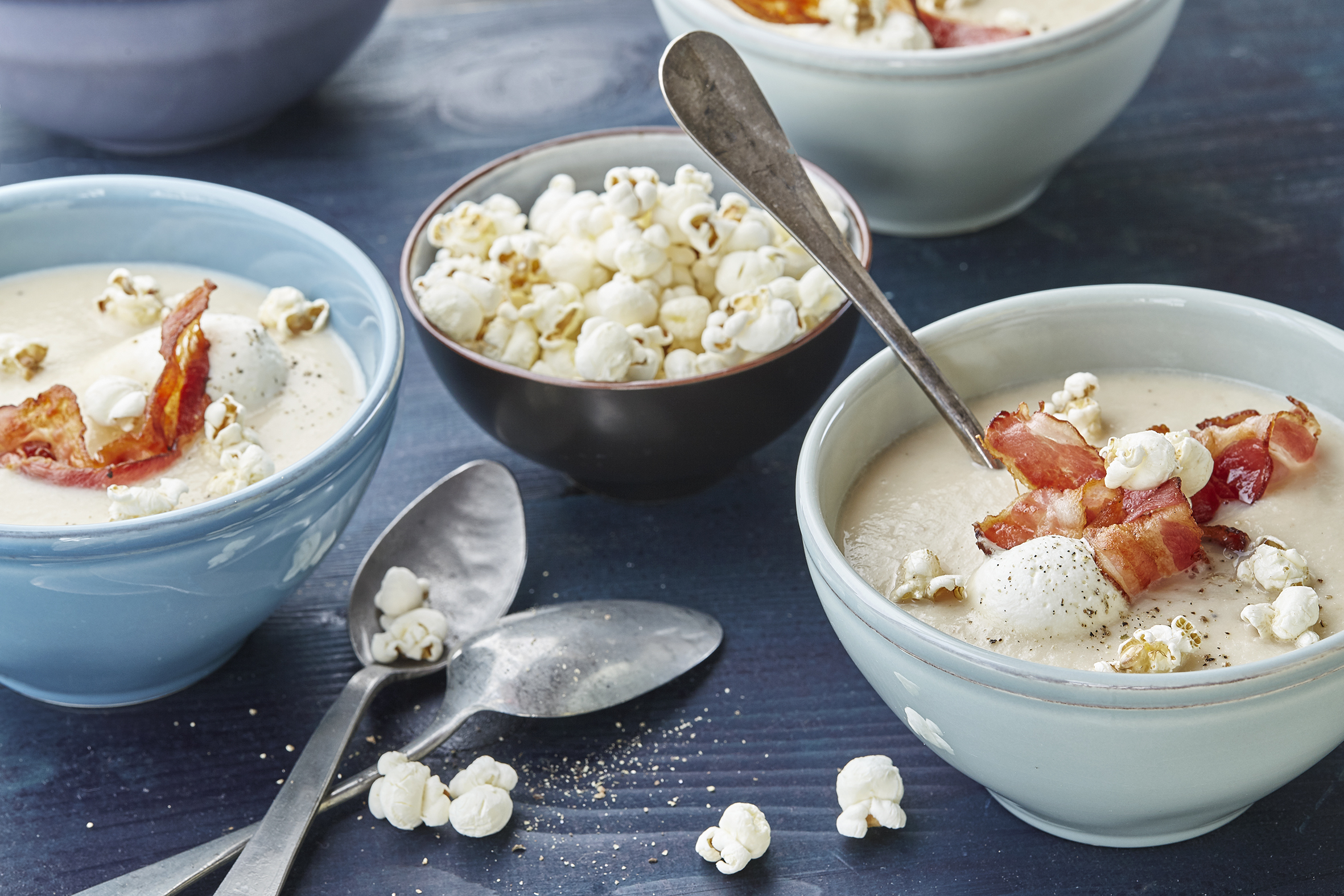 Soupe au céleri et au jus de pomme et pop-corn au lard