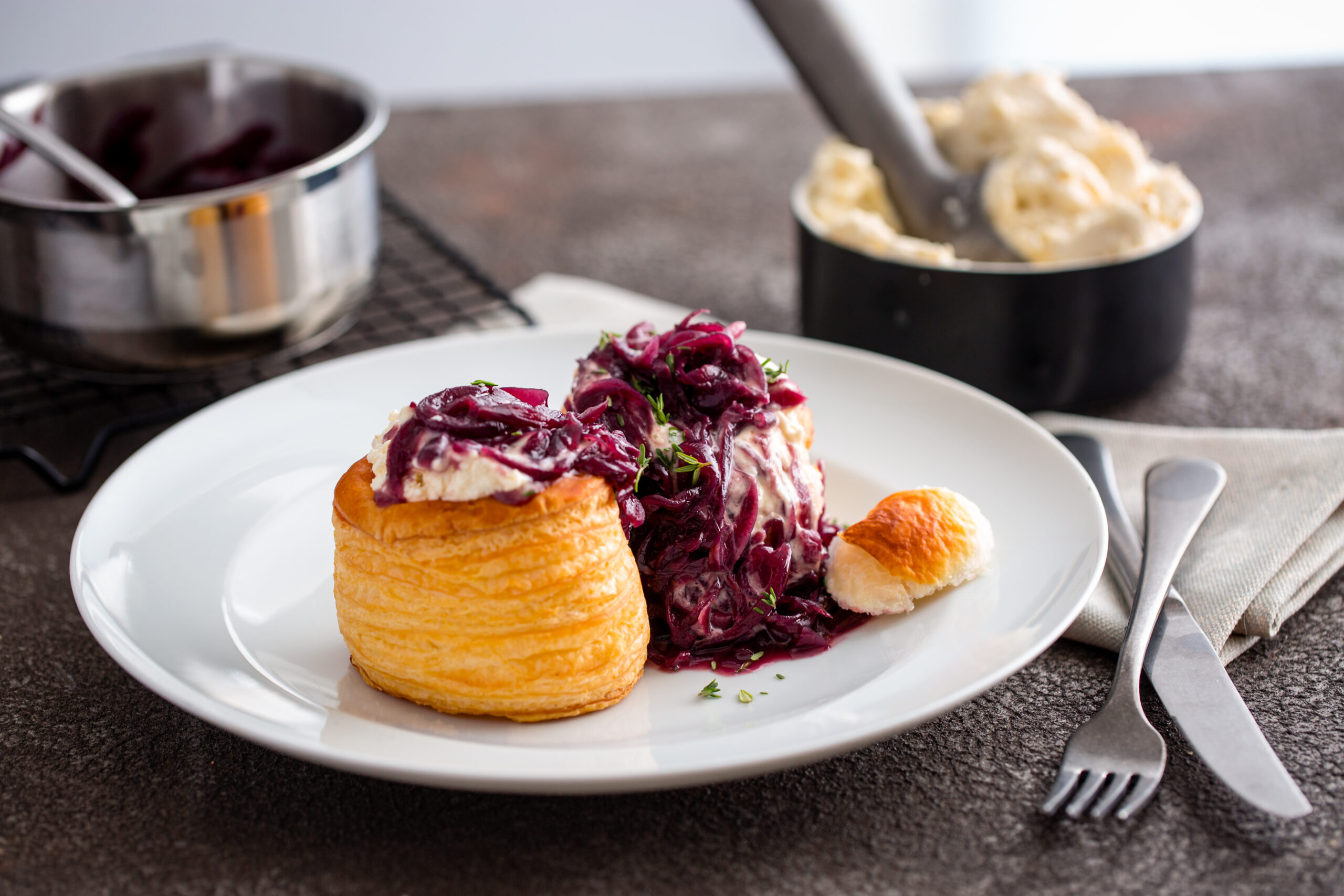 Vegetarische Pastetli mit Sbrinzmousse und Rotweinzwiebeln
