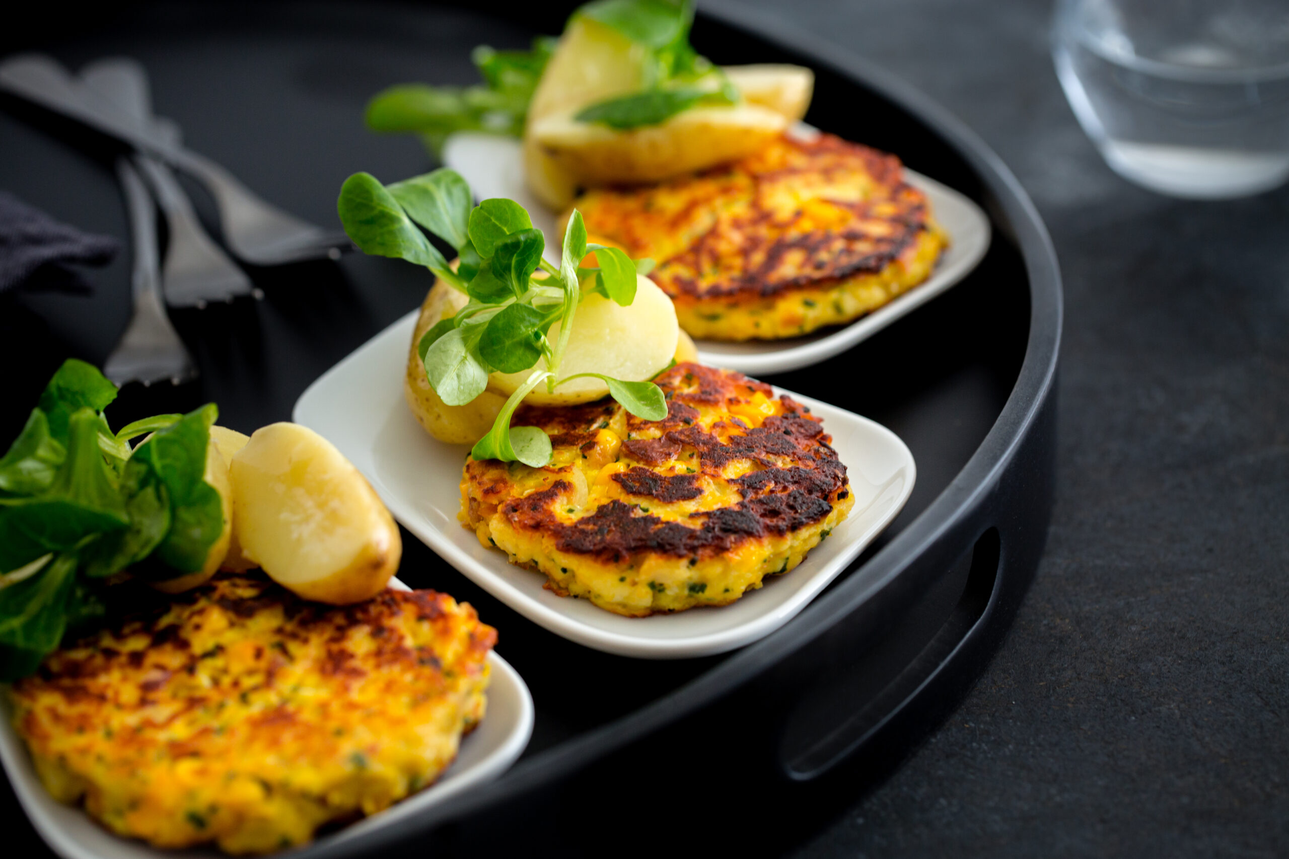 Vegi-Plätzli (Zopf-Maisplätzli) mit Nüssli-Kartoffelsalat