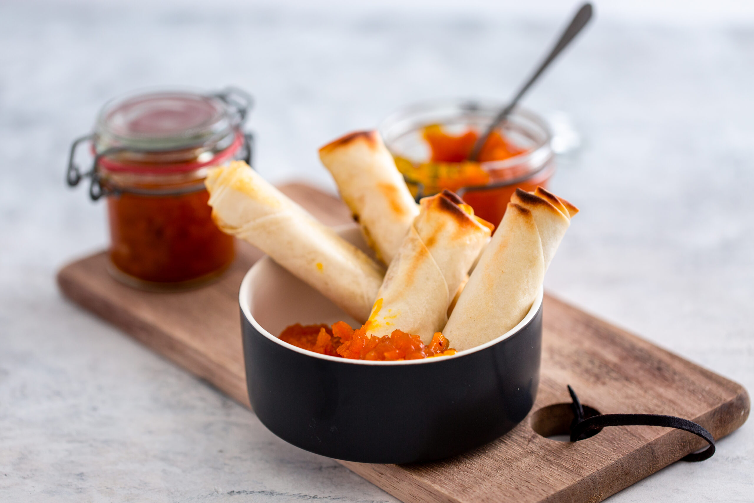 Kräuterseitling-Vacherin-Frühlingsrollen mit Kürbis-Chutney