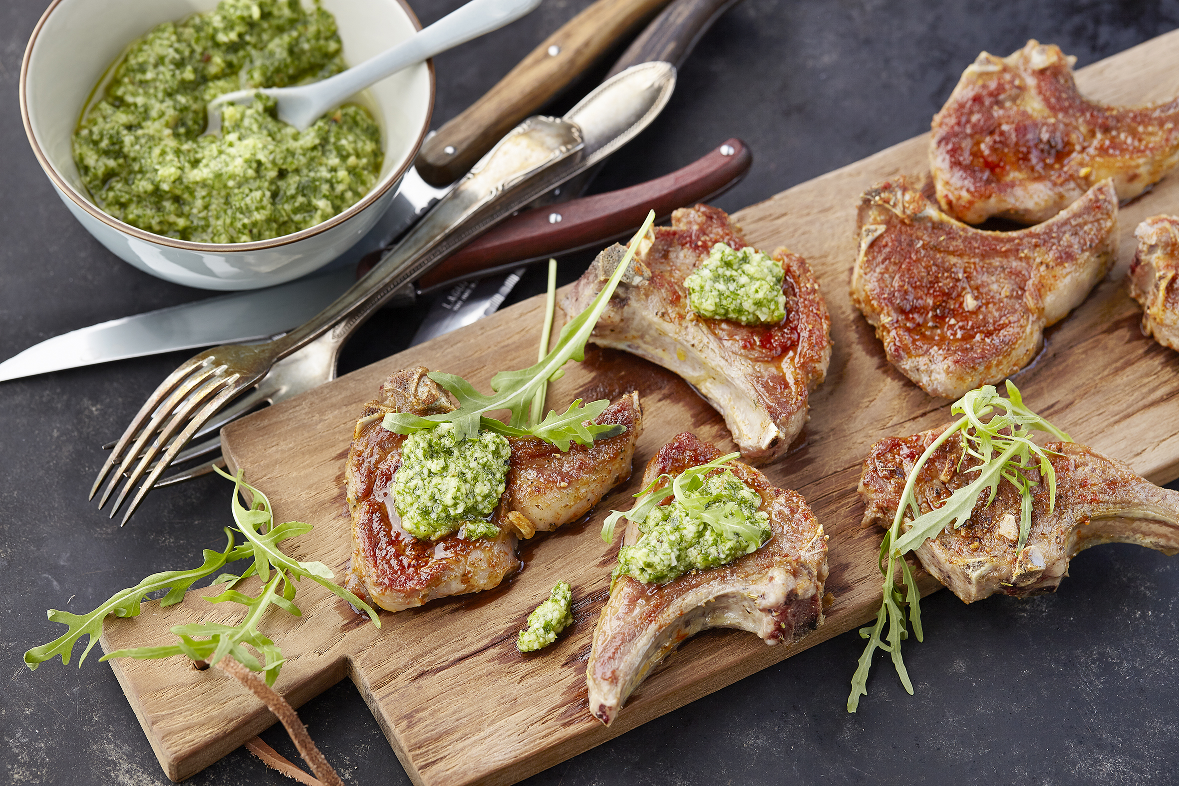 Côtelettes d'agneau et pesto de roquette