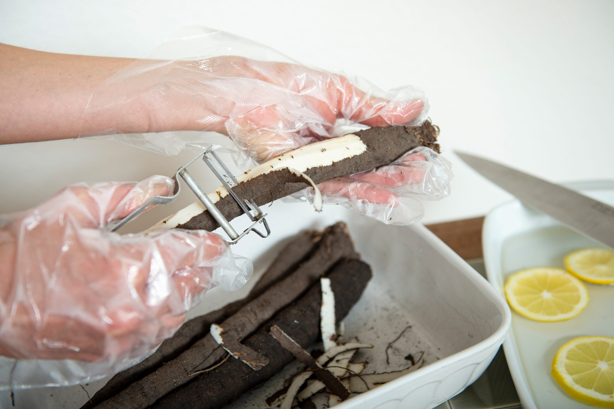 Schwarzwurzel-Schälen: Handschuhe und Zitrone bereithalten!