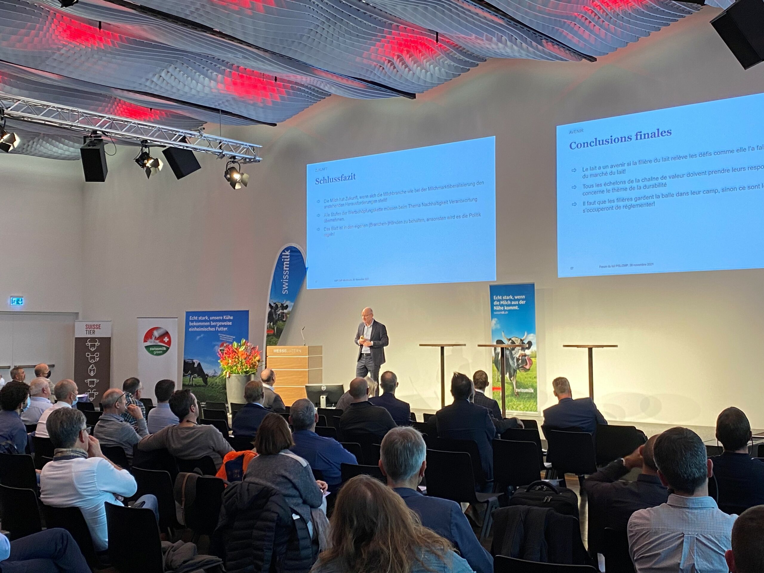 Am 26. November 2021 ist im SMP-Milchforum in Luzern unter dem Titel "Welche Milch brauchen wir für die Zukunft?" der Einfluss der Nachhaltigkeitsdebatte auf die Wertschöpfungskette Milch thematisiert worden.
