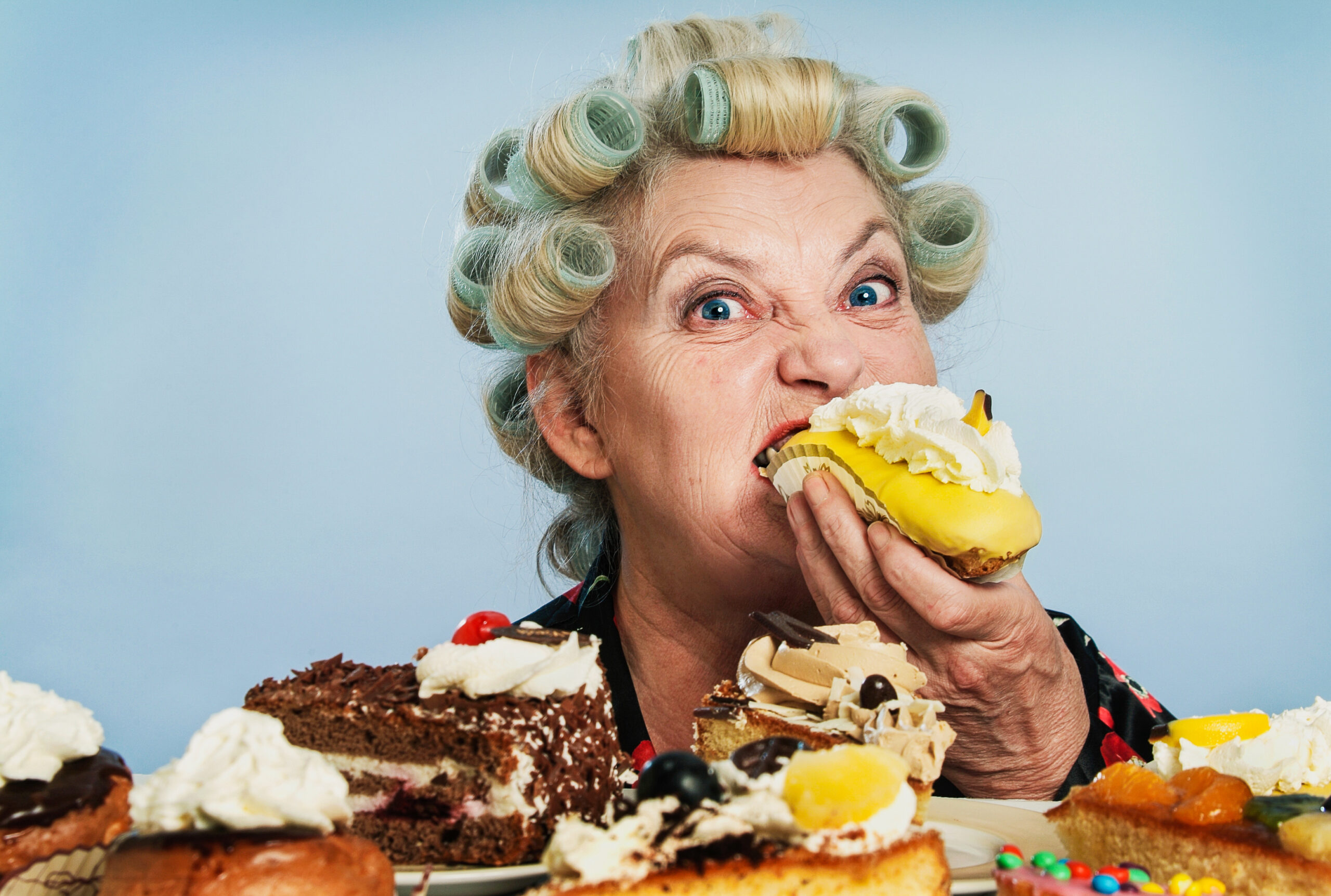 Бабушка сладостями. Толстушка с едой. Обжорство. Пожилая женщина с едой. Еда на женщине.