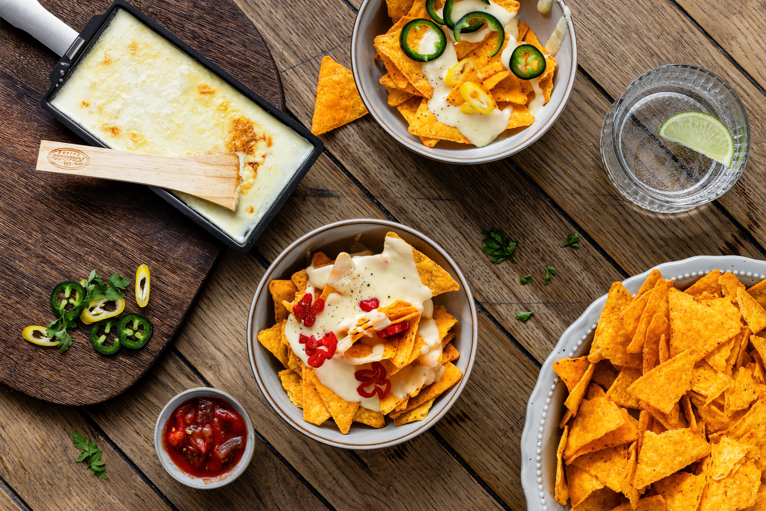 Nachos et sauce au fromage à raclette