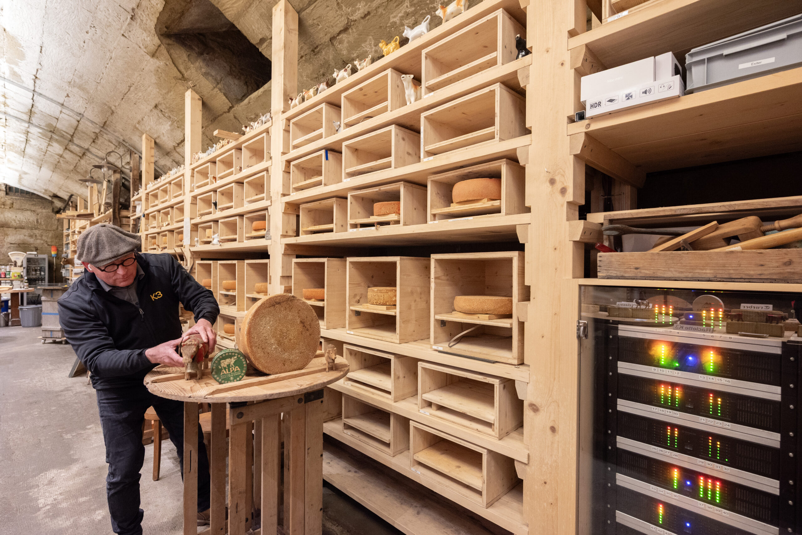 Un savant mélange de high-tech et de savoir-faire ancestral: l'installation électronique envoie une musique spécifique dans chaque boîte en bois.